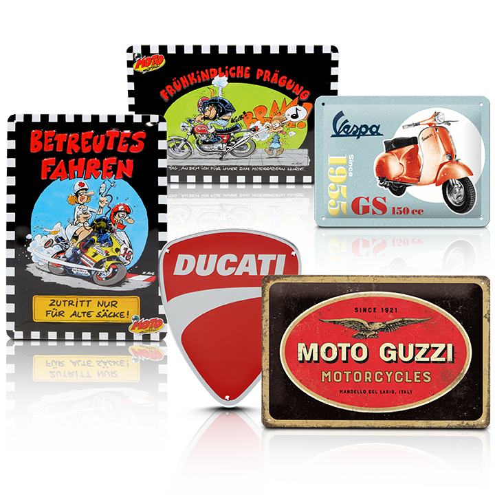 Blechschilder verschiedener Designs und Marken wie Ducati, Moto Guzzi und Vespa, mit humorvollen und nostalgischen Motiven.
